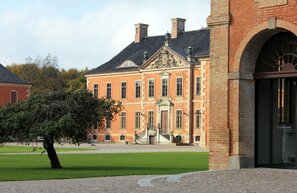 © Eine genussvolle Rundtour an der mecklenburgischen Ostseeküste ist die 38 Kilometer lange Route vorbei an Schlössern und durch Dörfer im Klützer Winkel zwischen den Hansestädten Wismar und Lübeck. Unterwegs kommt man an der größten Barock-Schlossanlage Norddeutschlands vorbei - dem Schloss Bothmer. Foto: djd/Staatliche Schlösser und Gärten/Nadine Schmidt