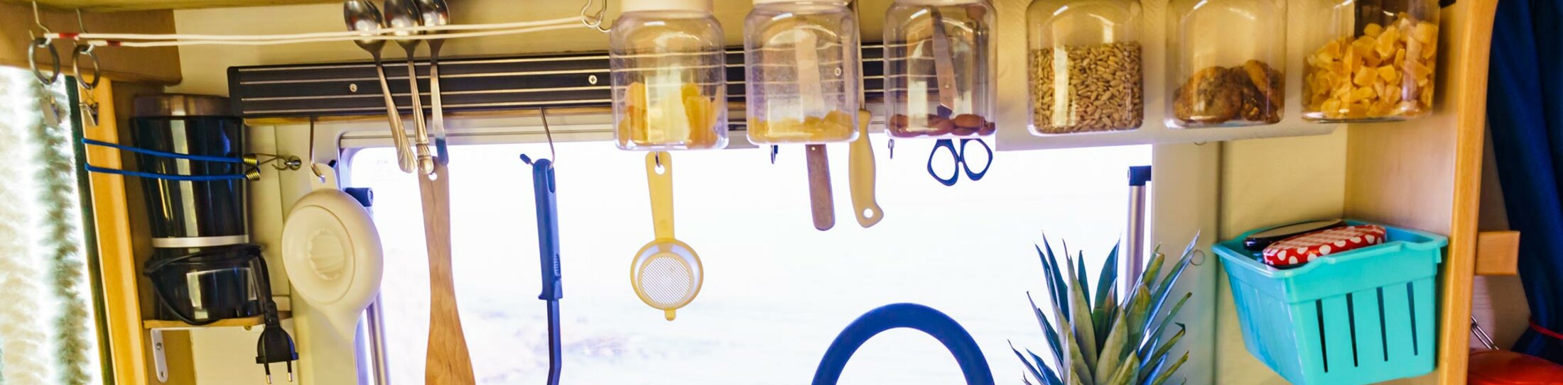 © Kochgeschichten - Kochen im Campervan © Voyagerix - stock.adobe.com