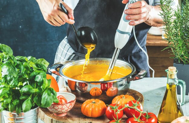 © Küchenzubehör - Kochen im Campervan © karepa - stock.adobe.com