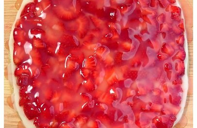 Strawberry cake in a pan | © Foto: Doreen Düe