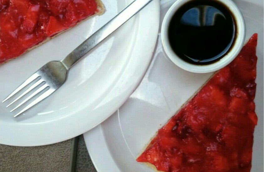 Strawberry cake in a pan | © Foto: Doreen Düe