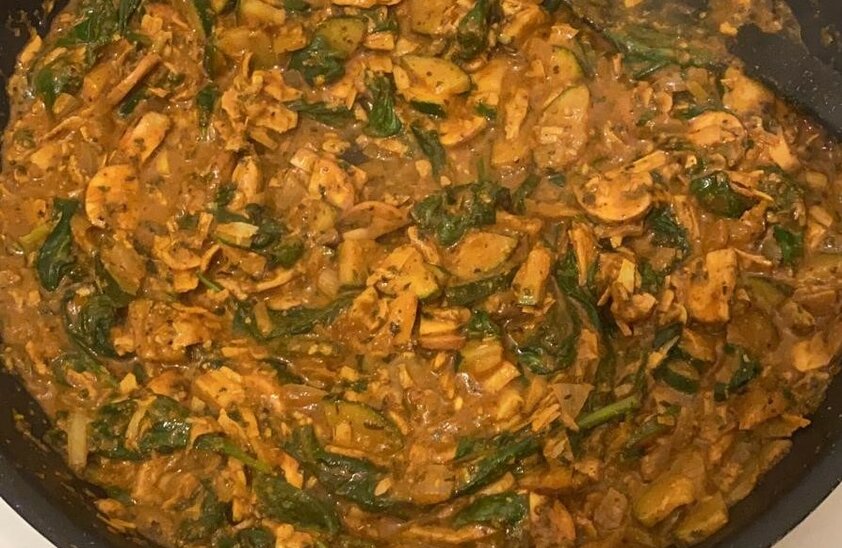 Spinach-mushroom-courgette-curry | © Original Jessica Howe, ALPS ALPINE EUROPE GmbH