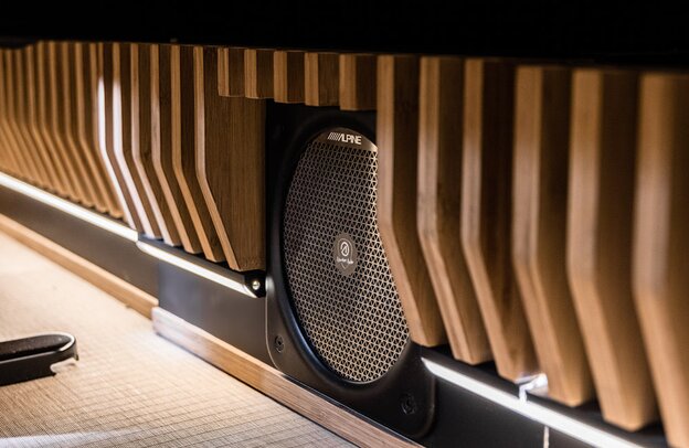 Alpine Adventure Audio In-Cabin Subwoofer SWC-D84L installed | © ALPS ALPINE Europe GmbH