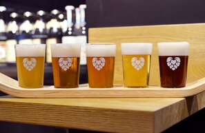 Bayreuth Maisel Liebesbier Tasting Board, Beer and Castle Road | © Bayreuth Maisel Liebesbier Tasting Board