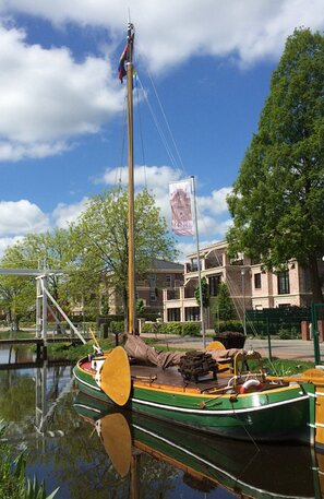 © Die Tjalk "Twee Gebroeders", Rhaunderfehn mit Klappbrücke © Deutsche Fehnroute