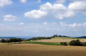 © Hochtaunusstraße, Blick auf Kreuzkapelle, Bad Camberg © Taunus Touristik Service e.V.