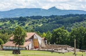 © Villa Rustica Hechingen-Stein mit Blick auf die Burg Hohenzollern © Roland Beck, Stadt Hechingen