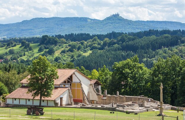 © Villa Rustica Hechingen-Stein mit Blick auf die Burg Hohenzollern © Roland Beck, Stadt Hechingen