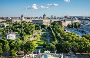 © Blick auf Volksgarten Museen und Parlament © Christian Stemper