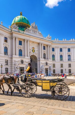 © Wien, Fiaker vor alter Hofburg © Sina Ettmer - stock.adobe.com