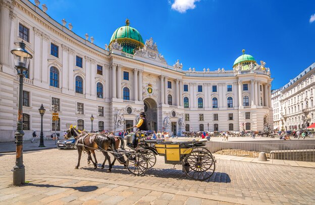 © Wien, Fiaker vor alter Hofburg © Sina Ettmer - stock.adobe.com