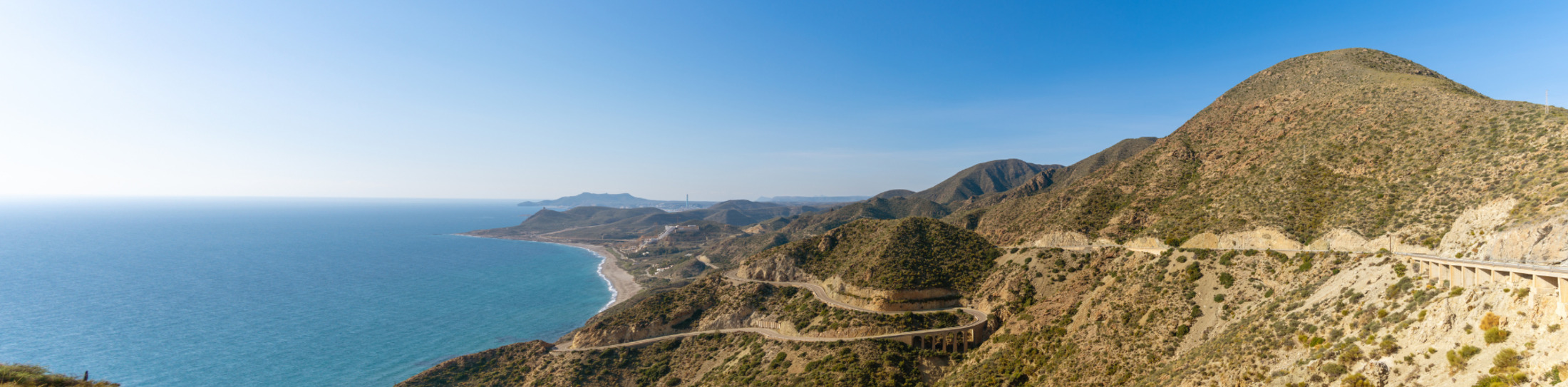 Panorámica de carretera de montaña en la Costa de Almería | © Panorámica de carretera de montaña en la Costa de Almería - Foto: makasana photo - stock.adobe.com Panorámica de carretera de montaña en la Costa de Almería | © Panorámica de carretera de montaña en la Costa de Almería - Foto: makasana photo - stock.adobe.com