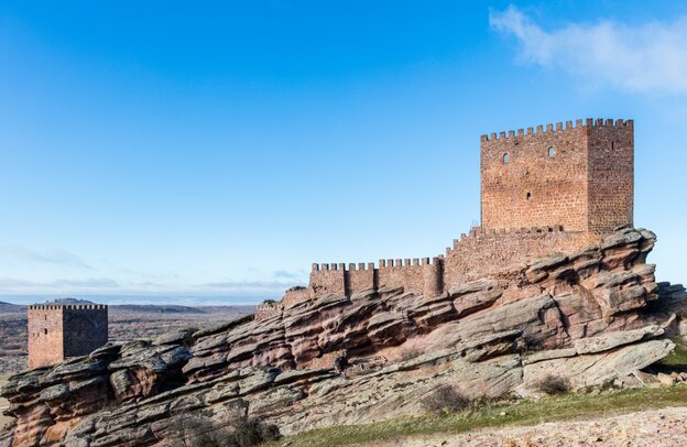 Castillo de Zafra | © Castillo de Zafra | Diego Delso, CC BY-SA 4.0 <https://creativecommons.org/licenses/by-sa/4.0>, via Wikimedia Commons