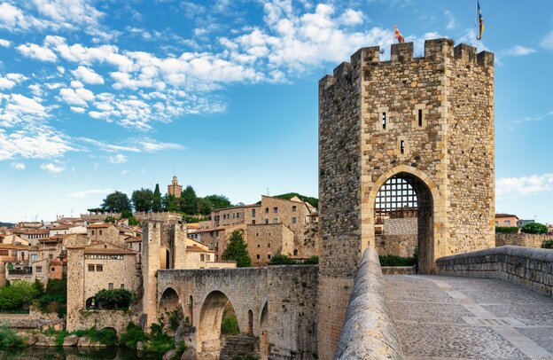 Medieval bridge in Besalú (Girona) | © Medieval bridge in Besalú (Girona) | Armando Oliveira - stock.adobe.com