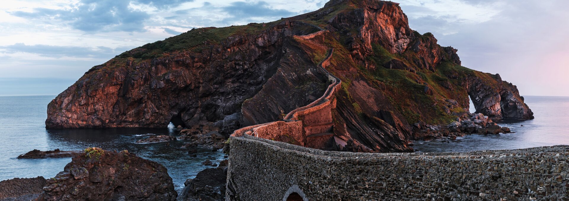 Sunrise in Gaztelugatxe (Basque Country) | © Sunrise in Gaztelugatxe (Basque Country) | samael334 - stock.adobe.com Sunrise in Gaztelugatxe (Basque Country) | © Sunrise in Gaztelugatxe (Basque Country) | samael334 - stock.adobe.com