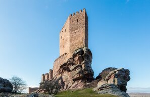 Castillo de Zafra (Campillo de Dueñas) | © Castillo de Zafra (Campillo de Dueñas) | Diego Delso, CC BY-SA 4.0 <https://creativecommons.org/licenses/by-sa/4.0>, via Wikimedia Commons