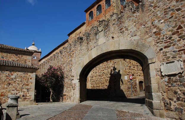 Arco de la Estrella (Cáceres) | © Arco de la Estrella (Cáceres) | Juanje 2712, CC BY-SA 3.0 <https://creativecommons.org/licenses/by-sa/3.0>, via Wikimedia Commons