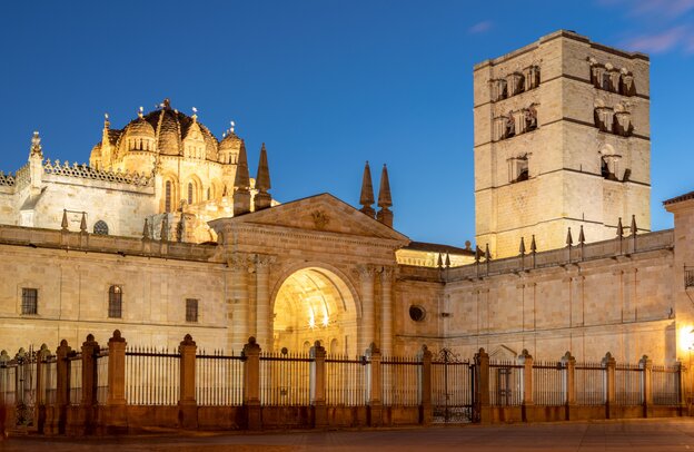 Zamora cathedral  | © Zamora cathedral - Spain © Armando Oliveira adobe.stock.com