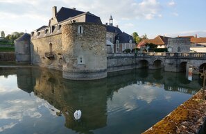 Étoges Castle - France | © Étoges Castle - France ©G.Garitan, CC BY-SA 3.0, via Wikimedia Commons