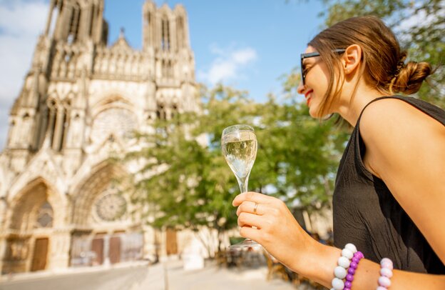 Woman with a glass of champagne in Reims, France | © Reims, Champagne, ©rh2010 - stock.adobe.com