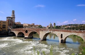 © Ponte Pietra (100 v. Chr.) Verona © Wikipedia, Io Scaligero