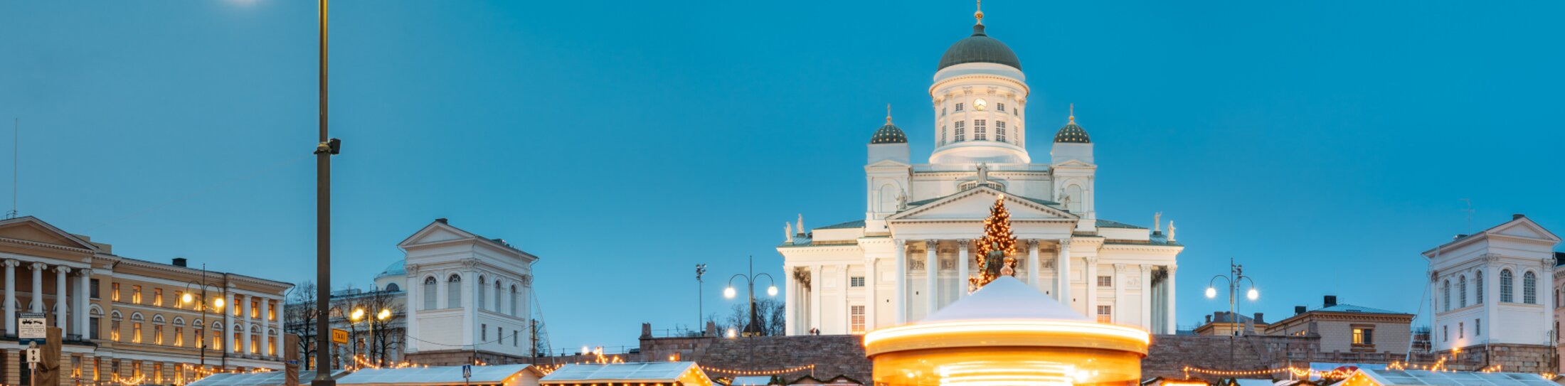 Helsinki, Finland. Market On Senate Square With Holiday Carousel And Famous Landmark Is Lutheran Cathedral | © Foto: Great Brut Here, stock.adobe.com Helsinki, Finland. Market On Senate Square With Holiday Carousel And Famous Landmark Is Lutheran Cathedral | © Foto: Great Brut Here, stock.adobe.com