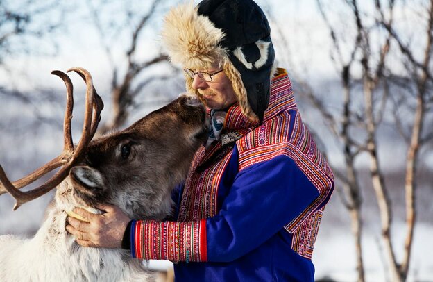 Sami with rendeer, Lapland | © Foto: Mikko Ryhänen, Visit Finland